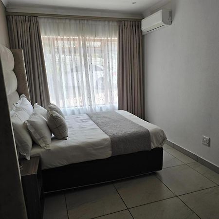 Bonim Guesthouse - Aka Magisha Guesthouse ネルスプロイト エクステリア 写真