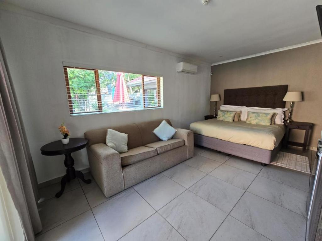 Bonim Guesthouse - Aka Magisha Guesthouse ネルスプロイト エクステリア 写真