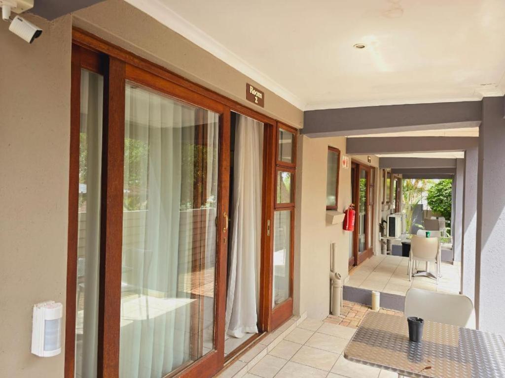 Bonim Guesthouse - Aka Magisha Guesthouse ネルスプロイト エクステリア 写真