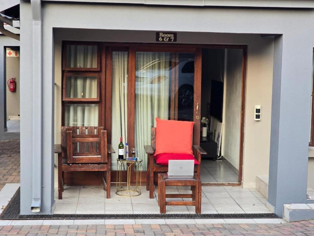 Bonim Guesthouse - Aka Magisha Guesthouse ネルスプロイト エクステリア 写真