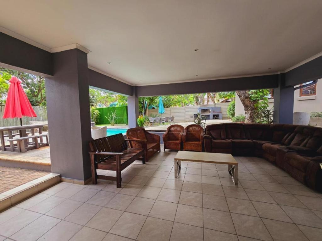 Bonim Guesthouse - Aka Magisha Guesthouse ネルスプロイト エクステリア 写真
